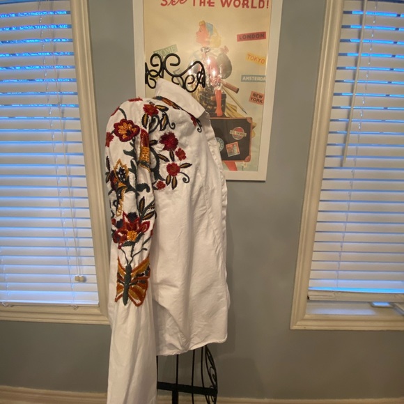 Zara White Blouse with Embroidered Shoulders - Picture 2 of 3